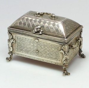 Centre de table royal en argent avec motifs de lianes et une finition en forme d'arbre. Disponible à prix de gros. - Product Image 2