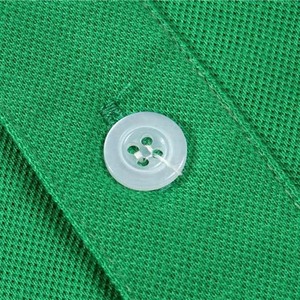 Polo de manga corta verde para hombre con ribete naranja y bolsillo en el pecho, informal, de punto, color sólido, corte regular. - Product Image 4