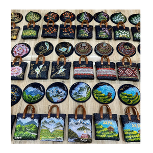 Porte-clés mini sac fourre-tout en jonc naturel fait main, breloque de sac écologique en paille tressée pour souvenirs de voyage et cadeaux - Product Image 2