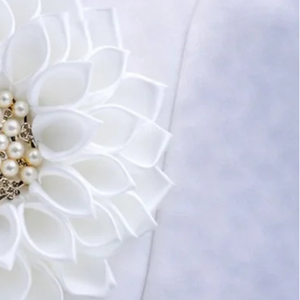 Broche de Flor Blanca Elegante, Pin Floral para Solapa, Accesorio de Lujo para Mujer, Decoración de Moda con Diseño de Pétalos y Centro de Perla - Product Image 6