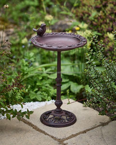 Bain d'oiseaux classique en métal pour jardin, patio, design élégant, base robuste, attirant les oiseaux, avec bassin de rétention d'eau. - Product Image 1