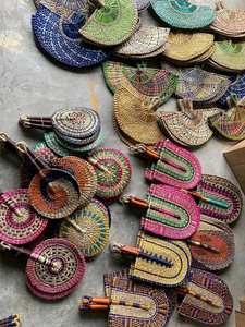 Éventail en herbe de mer artisanal naturel - Product Image 3