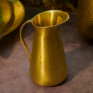 Carafe en laiton doré poli et lisse, avec une large ouverture et une base en forme de piédestal évasé. Charme minimaliste disponible à prix de gros. - Product Image 5