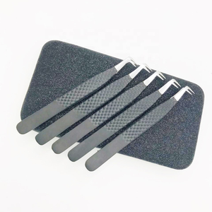 Pince à cils de précision à 90 degrés pour pose et retrait des cils, avec poignées ergonomiques antidérapantes et emballage personnalisé - Product Image 3