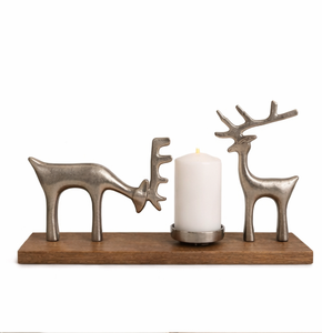 Portavelas de reno de metal plateado hecho a mano con base de madera de mango natural, decoración de mesa navideña moderna y rústica, y vela de pilar. - Product Image 1