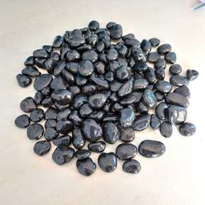Natural Round Cobble <strong>Pebbles</strong> <strong>Stones</strong> Polyurethane-Coated in Black for Landscaping Garden Decoration and <strong>Wall</strong> Cladding