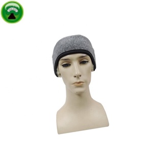 Chapeau d'hiver respirant en peau de mouton avec cache-oreilles - Product Image 1