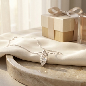 Collar con Colgante de Diamante Solitario con Corte Marquise Brillante sobre una Delicada Cadena de Cable en Oro Blanco - Product Image 6