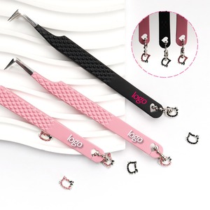 Pince à cils en acier inoxydable, pointe incurvée de précision, avec breloque papillon violette, emballage personnalisé avec logo. - Product Image 3