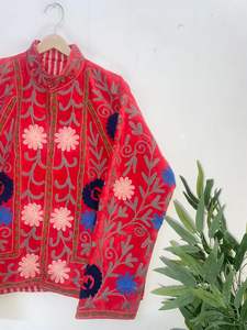 Chaqueta Acolchada de Terciopelo Rojo Estilo Vintage – Prenda Exterior Artesanal con Bordado Botánico Colorido. - Product Image 2