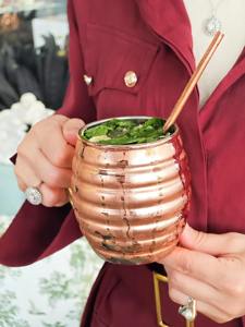 Mug en cuivre classique, parfait pour les boissons détox au citron et les boissons saines du matin, fabriqué à la main en Inde. - Product Image 5