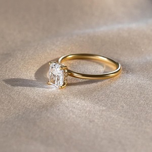 Bague en or jaune 14 carats avec diamant de laboratoire taille coussin allongée de 2,20 carats, sertie de pavés, halo caché, pour fiançailles, mariage ou anniversaire - Product Image 5