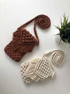 Sac bandoulière en macramé fait main avec pompons, style bohème, décoration intérieure - Product Image 1
