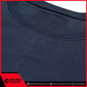 Sweat-shirt personnalisé de haute qualité pour homme, design tendance streetwear avec technique de teinture unie pour la saison hivernale, avec empiècements. - Product Image 4