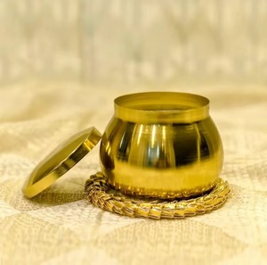 Wholesale Quality Luxury Metal Scented Soy Wax Candle Jar with Pillar Pattern for Easter Wedding Home Decor Made in India - Product Image 4
