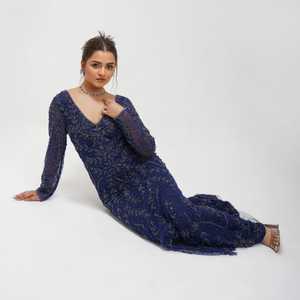 Robe de soirée élégante bleue en tulle perlé à col en V, coupe crayon midi, sans manches, motif floral, ajustée, avec logo frontal - Product Image 4
