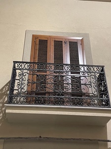 Rampe de balcon en fer forgé avec un motif exquis ; facile à assembler, résistante à la rouille et adaptée à une utilisation en extérieur. - Product Image 5