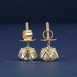 Boucles d'oreilles en or 14 carats de haute qualité avec diamants de laboratoire, design minimaliste de luxe avec pierres étincelantes, idéales pour un usage quotidien - Product Image 5