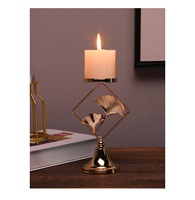 Porte-bougie minimaliste en métal de forme simple pour une décoration élégante de la maison et la mise en valeur de la table