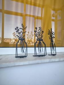 Objet de décoration élégant en métal noir, avec trois motifs de vases à fleurs, idéal pour les tables de salon, de chambre et de couloir, provenant d'Inde. - Product Image 4