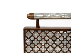 Élégante pochette artisanale en nacre avec incrustation de mosaïque de coquillages et chaîne détachable - Product Image 3
