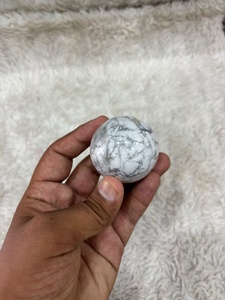 Sphère de cristal d'howlite de couleur blanc crème, avec veinage anthracite, forme ronde et lisse, finition raffinée et distinctive. - Product Image 4