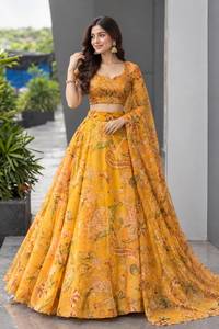 Ensemble prêt-à-porter de lehenga en organza imprimé numériquement par un designer, avec chemisier imprimé en organza et dupatta en georgette. - Product Image 3