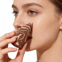 Éponge de maquillage exclusive JLY à pointe conique, design ergonomique pour une application précise sous les yeux et sur les côtés du nez