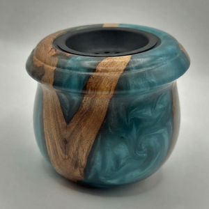 Magnifique brûleur d'encens en résine turquoise et bois, avec une finition brillante et tourbillonnante, accompagné d'un récipient de combustion noir mat durable. - Product Image 2