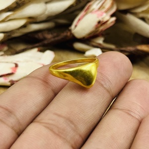 Nouvelle bague géométrique triangulaire très demandée, minimaliste en laiton, plaquée or 18 carats pour homme, design géométrique simple, vente en gros/OEM/ODM - Product Image 2