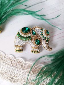 Broche de Arte Bordado a Mano con Cuentas para Amantes de la Moda, Pin Bordado con Cuentas Hecho a Mano de Primera Calidad para Atuendos Elegantes - Product Image 6