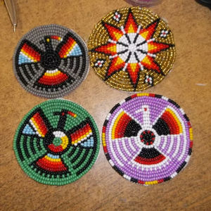 Sous-verre en perles de verre tissées à la main avec un design artistique, parfait pour embellir la décoration de la salle à manger et protéger les surfaces des meubles - Product Image 1