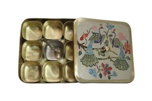 Caja de Especias Cuadrada de Latón Hecha a Mano con Diseño de Pavo Real Meenakari, Organizador de Especias Tradicional Indio con 9 Compartimentos y Cuchara - Product Image 2