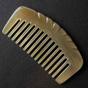 Peine de Cuerno de Vaca Natural con Dientes Finos, Ecológico y Hecho a Mano para Uso en Salón y Cuidado Profesional del Cabello a Precio de Mayoreo - Product Image 1