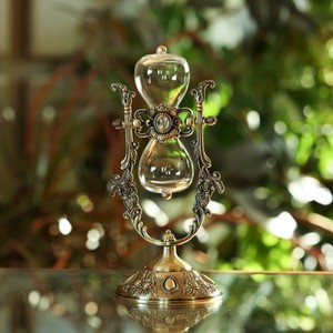 Reloj de Arena de Latón Estilo Moderno de Mediados de Siglo con Marco Metálico Ornamentado y Diseño de Temporizador de Arena de Vidrio, Hecho a Mano, Ecológico y Portátil - Product Image 2