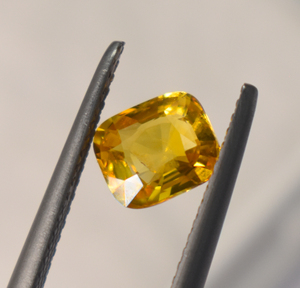 ไพลินสีเหลืองเข้มธรรมชาติ 1.40 กะรัต – 6.9x5.9x3.3 มม. ทรงคุชชั่น ตัดแบบ Earth-Mined สำหรับเครื่องประดับชั้นดี - Product Image 1
