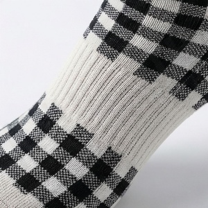 Chaussettes ras du cou en coton tricoté respirant à motif écossais, style décontracté pour adulte, design à carreaux blanc et noir - Product Image 5