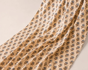 Tissu en coton imprimé à la main indien écologique, motif floral botanique bleu, tissu doux au mètre, pour robes et décoration intérieure de Jaipur - Product Image 1