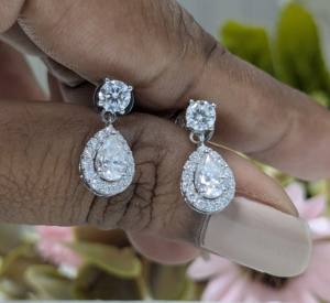 Boucles d'oreilles pendantes pour femmes avec diamants de laboratoire ronds et en forme de poire de 2 carats, en or blanc massif 14 carats, serties halo. - Product Image 2