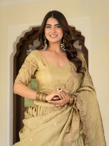 Atractivo Lehenga Choli de seda color crema con bordado de lentejuelas para boda - Product Image 2