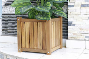 Boîte à fleurs carrée conçue pour l'affichage des plantes, offrant une forme épurée, une construction durable et une utilisation pratique pour l'intérieur et l'extérieur - Product Image 4