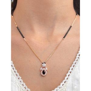 Collar Mangalsutra Moderno de Latón con Cuentas Negras y Colgante Brillante de Om Fashion Studio - Product Image 2