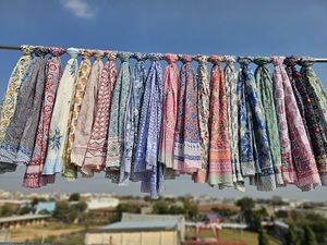 Sarong en coton imprimé à la main de qualité export pour femme, léger, idéal comme cache-maillot de bain, pour la plage et les vacances d'été - Product Image 3