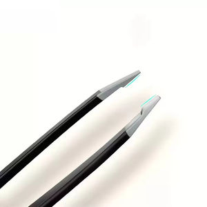 Pinza para Cejas Profesional de Alta Calidad con Punta Inclinada y Puntiaguda, Acero Inoxidable, Diseño Clásico y Elegante - Product Image 3