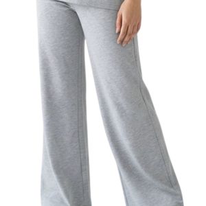 Conjunto de Dos Piezas para Mujer en Gris Claro, Top de Manga Corta y Pantalones Anchos a Juego, Ropa Casual para el Hogar con Cintura Ajustable, Personalizable OEM - Product Image 3
