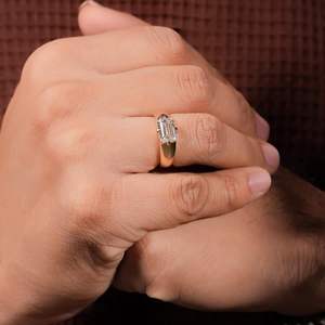 แหวนหมั้นเพชรแล็บโกรว์ พรีเมียม ทองคำแท้ 14k สไตล์วินเทจสำหรับผู้ชาย 1.50 กะรัต E VVS ทรงเอเมอรัลด์ ชุบโรเดียม - Product Image 3