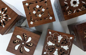 Brûleur d'encens élégant en bois d'acacia avec incrustation MOP, artisanal de qualité supérieure, Mubkhar arabe pour Oud, Bakhoor, Ramadan, Aïd, Islamique - Product Image 2