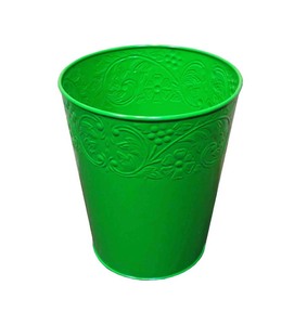 Seau de rangement cylindrique en métal vert avec motif géométrique, pour une utilisation décorative en extérieur dans le jardin - Product Image 2