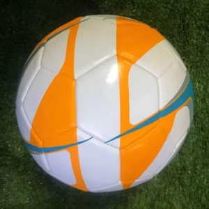 Ballon de football de qualité supérieure conçu pour des performances cohérentes sur toutes les surfaces de jeu - Product Image 3
