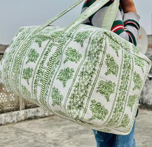 Sac de voyage matelassé en coton imprimé à la main grande capacité, élégant et tendance, sac de week-end et de nuit pour maman - Product Image 2